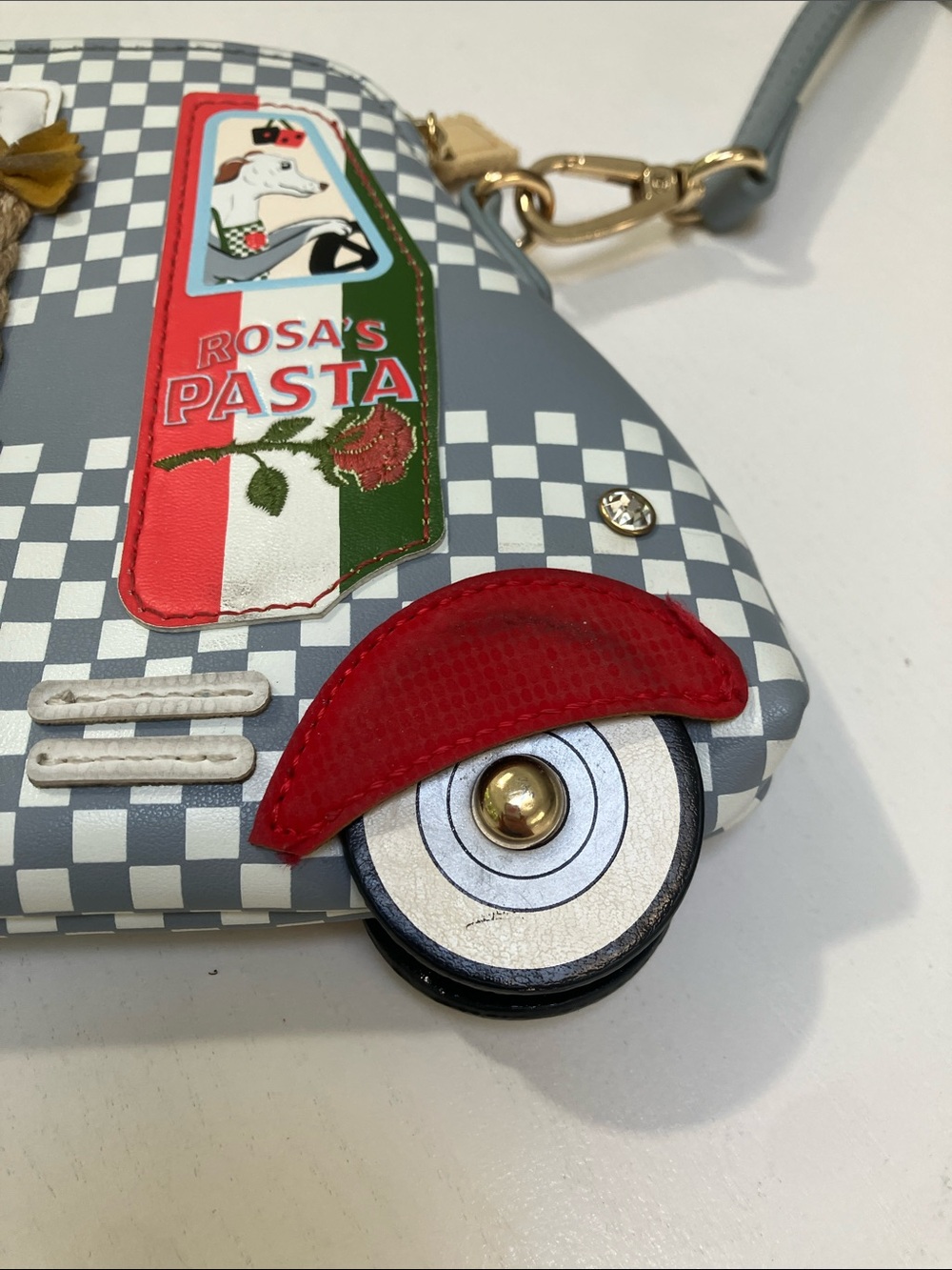 VENDULA!! “Rosa's Pasta Truck" Grey Crossbody Bag - Picture 4 of 10